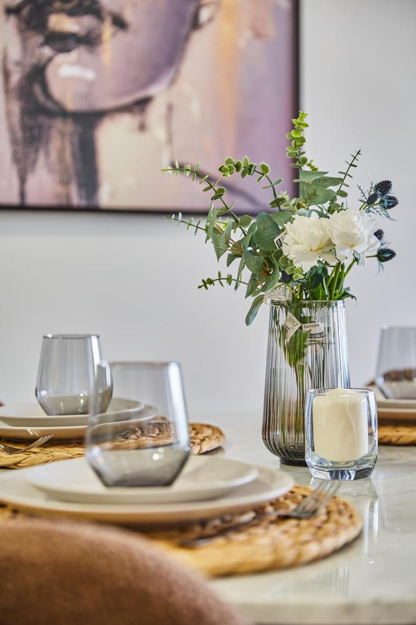Sleek And Modern 2-Bed Unit In Downtown Casa Casablanca Exterior foto