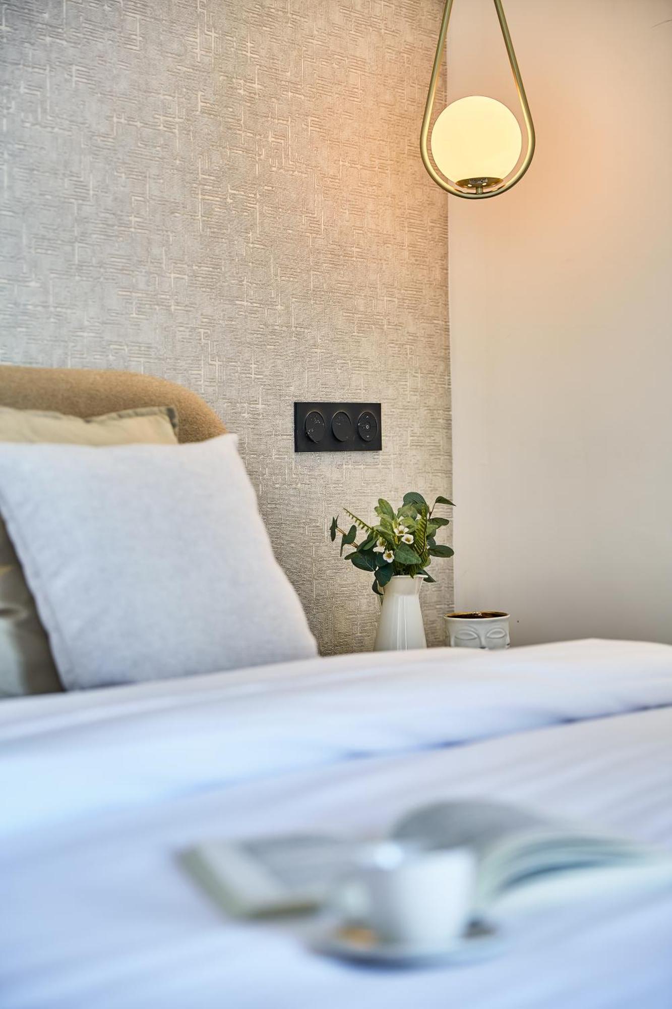 Sleek And Modern 2-Bed Unit In Downtown Casa Casablanca Exterior foto