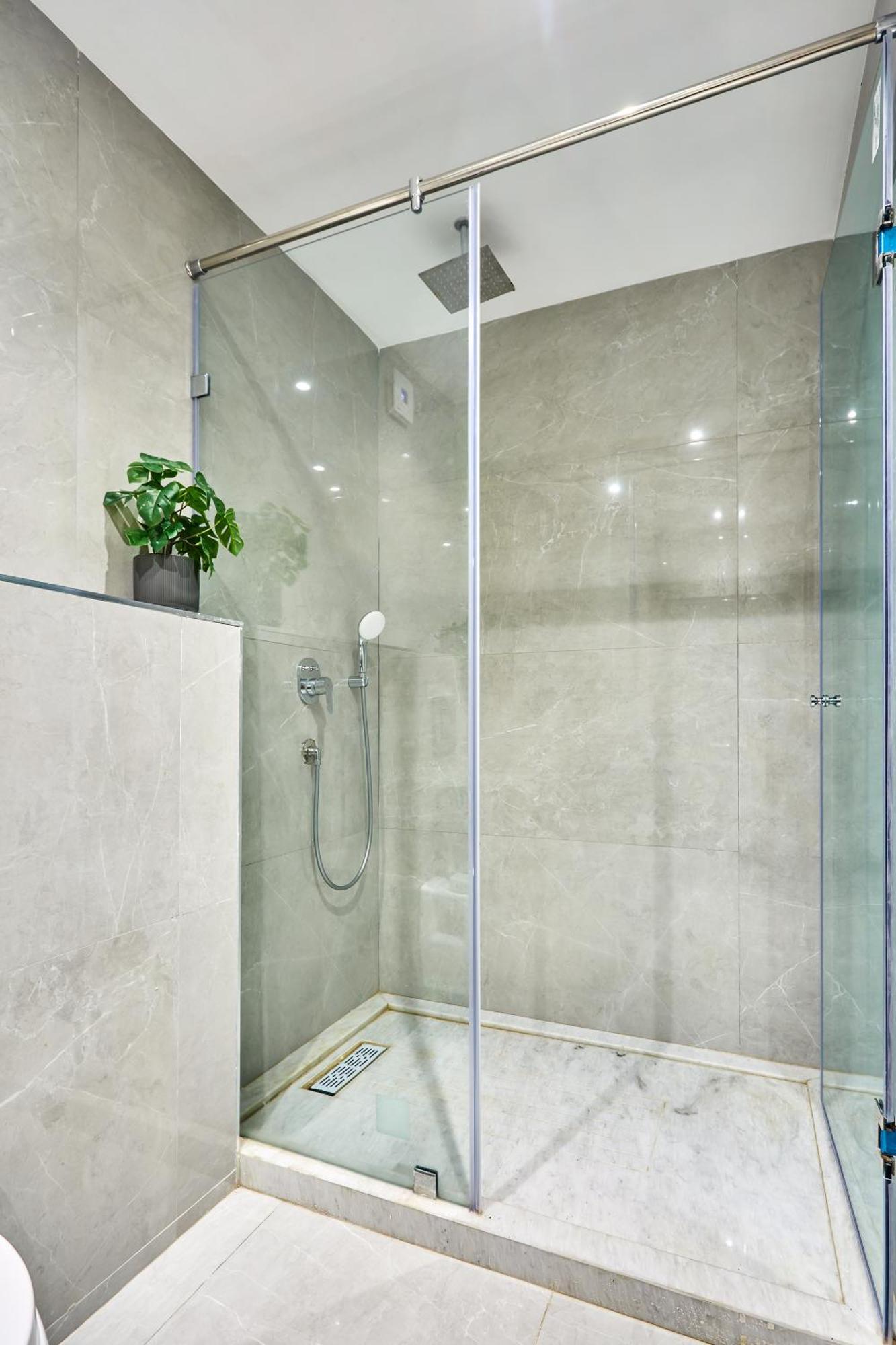 Sleek And Modern 2-Bed Unit In Downtown Casa Casablanca Exterior foto